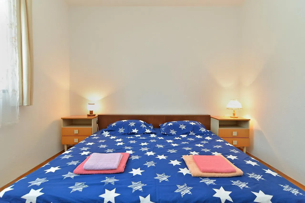 Apartment Ana 1725 Pola 0*,